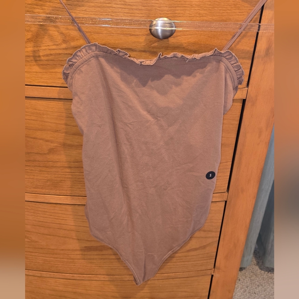NWT Abercrombie & Fitch Mocha Ruffle Trim Bodysuit, S